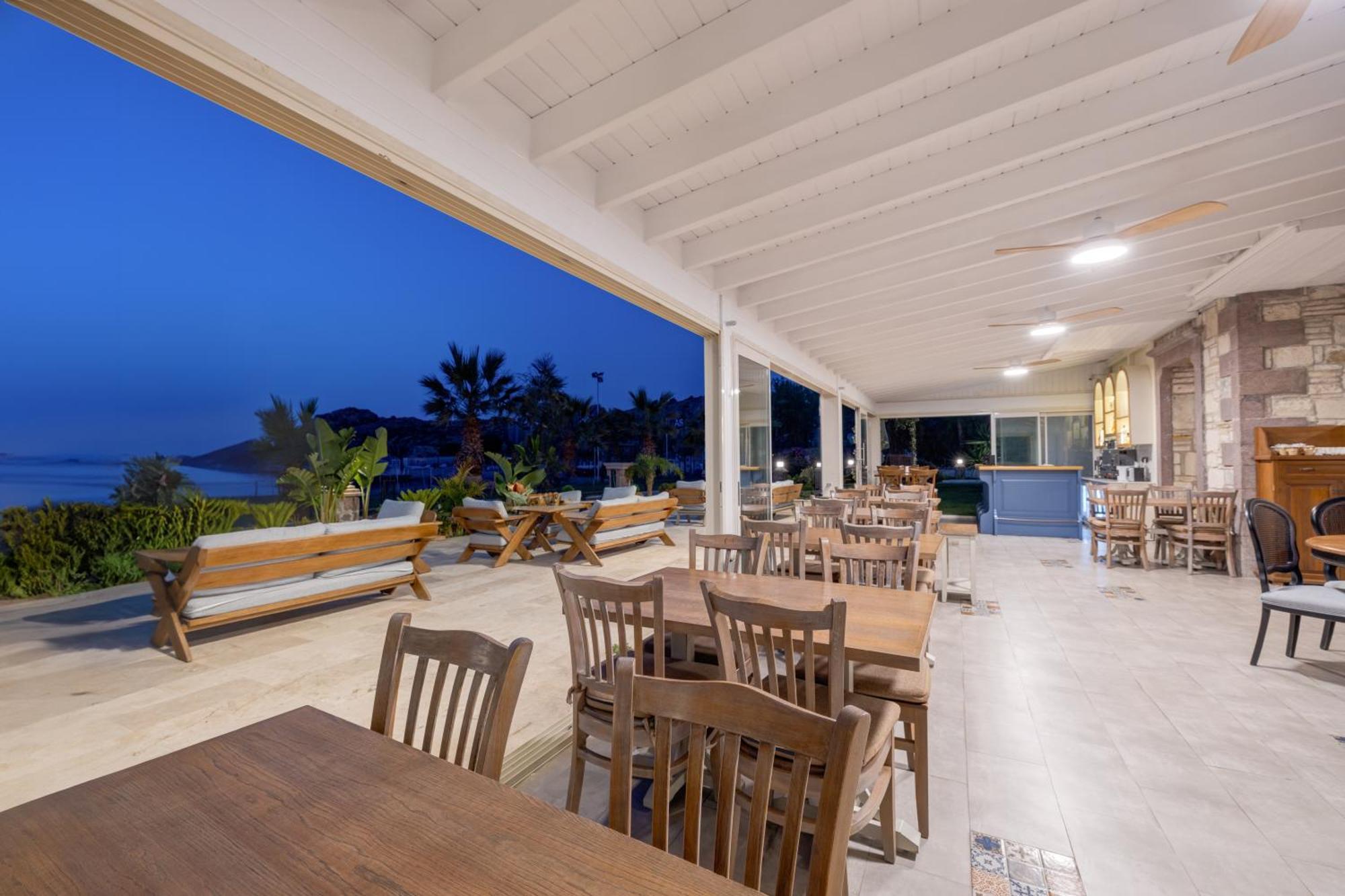 Navalia Hotel Foca Εξωτερικό φωτογραφία